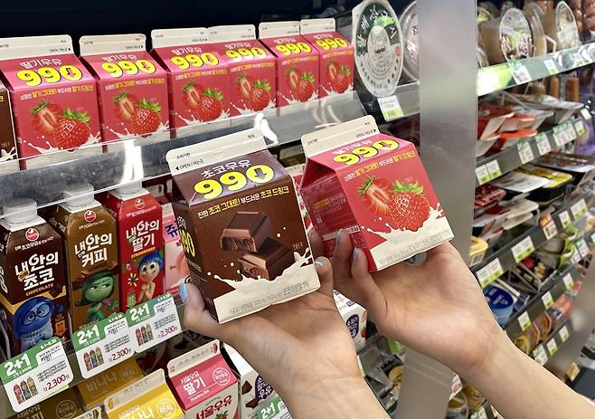 CU 990 초코, 딸기우유(BGF리테일 제공)