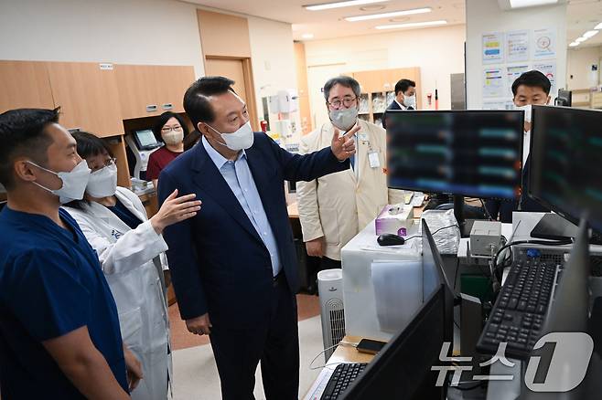 윤석열 대통령이 4일 경기 의정부 권역응급의료센터인 가톨릭대 의정부성모병원을 방문, 응급의료 상황을 점검 하고 있다. (대통령실 제공) 2024.9.4/뉴스1 ⓒ News1 송원영 기자