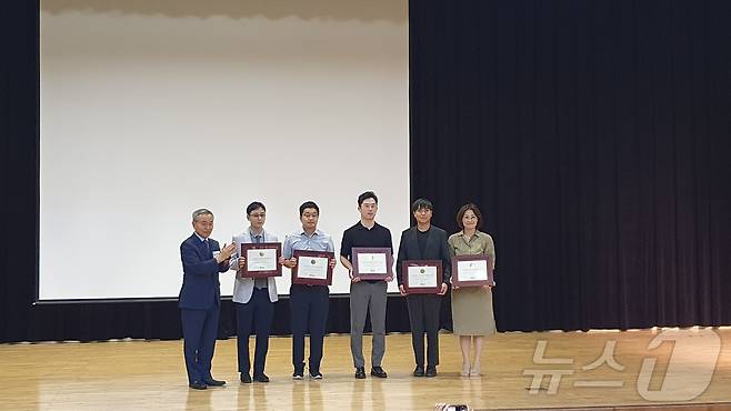 가천대가 5일 열린 공학교육인증 워크숍 행사에서 NGR 프로그램 인증서를 받고 기념사진을 촬영하고 있다.(가천대 제공)/