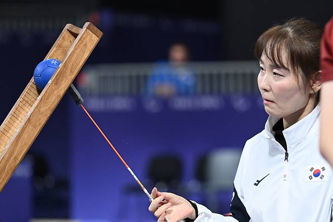 보치아 대표팀 정호원-강선희가 6일(한국시간) 프랑스 파리 사우스 파리 아레나1에서 열린 2024 파리 패럴림픽 보치아 혼성 페어 결승에서 홍콩에 아쉽게 패하며 은메달을 목에 걸었다. 사진 | 대한장애인체육회