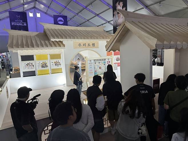 6일 경주에서 열린 LCK 서머 파이널 전야제 ‘팬 페스타’에 마련된 우리은행 부스. 사진 | LCK