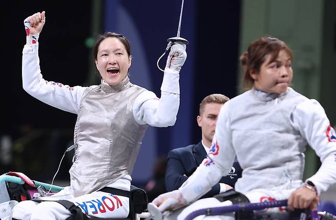 펜싱 대표팀 조은혜(왼쪽)가 5일(한국시간) 프랑스 파리 그랑팔레에서 열린 2024 파리 패럴림픽 펜싱 플뢰레 단체전 16강 태국전에서 환호하고 있다. 사진 | 대한장애인체육회