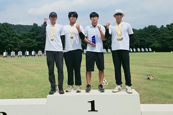 강원도 원주국제양궁장에서 열린 '올림픽제패기념 제41회 회장기 대학·실업 양궁대회' 컴파운드 남자 대학부 개인·단체전 제패한 남서울대학교 양궁부. 좌측부터 조정민 서정환 맹규빈 박상민. 사진┃남서울대 제공