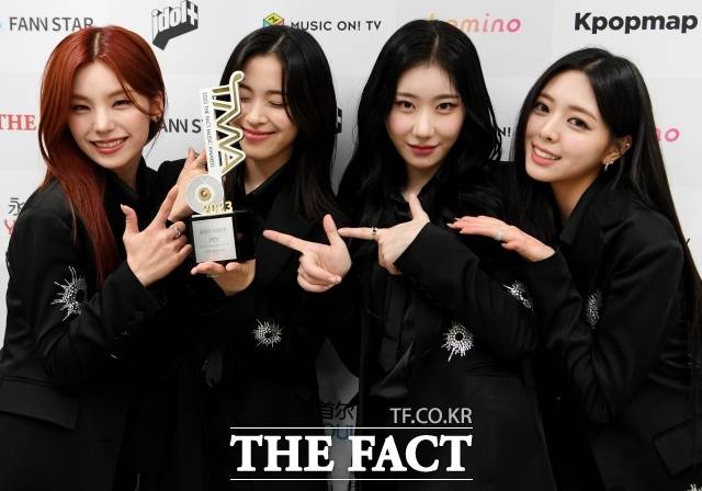 그룹 '있지'가 지난해 10월 10일 인천남동체육관에서 열린 '2023 TMA'에 출연해 <더팩트>와 인터뷰 전 포즈를 취하고 있다. /배정한 기자