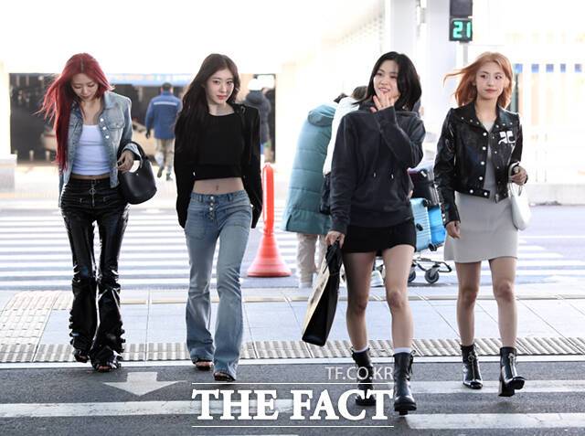 '있지'가 지난 2월 26일 오전 인천국제공항 제2여객터미널 출국장에서 '꾸레쥬 24FW 여성쇼' 참석을 위해 파리로 출국하고 있다. /이새롬 기자
