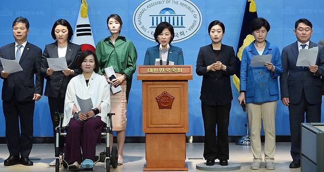 박주민 위원장과 강선우 간사를 비롯한 국회 보건복지위원회 더불어민주당 위원들이 5일 국회 소통관에서 전날 정부가 발표한 국민연금개혁안에 관한 기자회견을 하고 있다. /이덕훈 기자