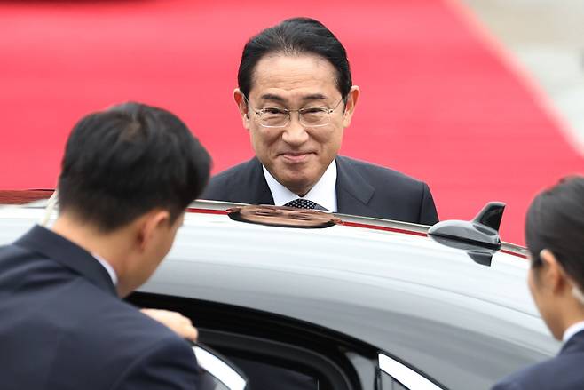 기시다 후미오 일본 총리가 윤석열 대통령과의 정상회담을 위해 6일 오후 경기도 성남 서울공항에 부인 유코 여사와 도착해 이동하고 있다./연합