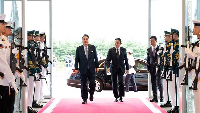 윤석열 대통령이 6일 용산 대통령실에 도착한 기시다 후미오 일본 총리와 한·일 정상회담장으로 이동하고 있다. /대통령실 제공