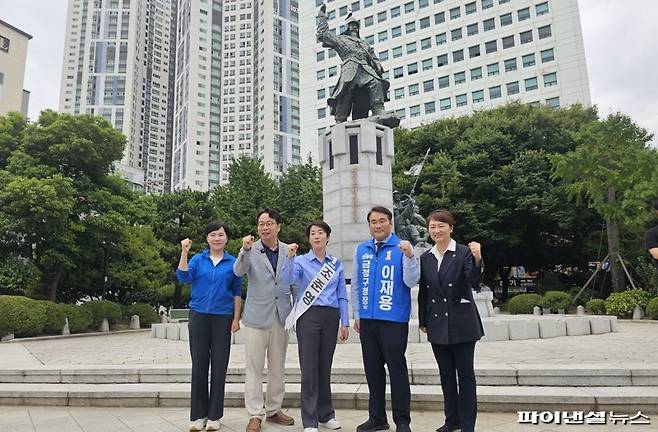 6일 오후 전현희(맨 왼쪽), 이언주(맨 오른쪽) 최고위원이 부산을 찾아 초량동 정발장군 동상 앞에서 기자회견을 연 가운데 이재성 부산시당위원장과 이재용·조준영 금정구청장 보궐선거 예비후보(왼쪽 두번째부터)와 기념촬영하고 있다. 사진=변옥환 기자