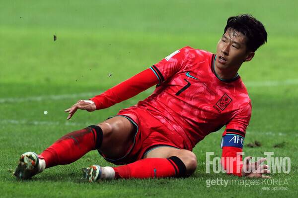 사진=게티이미지. 홍명보 감독은 자신을 향한 야유에 대해&nbsp;"그런 장면을 (받아들이기엔) 쉽지 않다. 하지만 지금 상황에선 팬들의 마음을 충분히 이해한다. 그 부분은 내가 앞으로 견뎌내야 하는 것이라고 생각한다"라고 전했다.