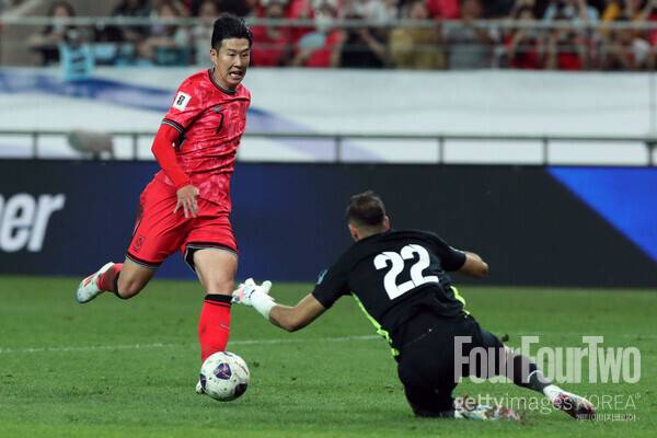 사진=게티이미지. 홍명보 감독은 자신을 향한 야유에 대해&nbsp;"그런 장면을 (받아들이기엔) 쉽지 않다. 하지만 지금 상황에선 팬들의 마음을 충분히 이해한다. 그 부분은 내가 앞으로 견뎌내야 하는 것이라고 생각한다"라고 전했다.