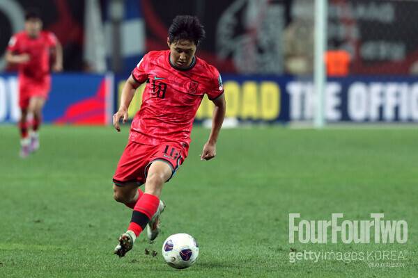 사진=게티이미지. 이강인은 경기장을 가득 메운 야유에 대해&nbsp;"솔직히 대한민국을 대표하는 선수로서 많이 안타깝고, 아쉽다. 감독님의 첫 경기였는데 응원보다 야유로 시작해서 매우 안타깝게 생각한다. 선수들은 100% 감독을 믿고 따라야 한다. 감독이 충분히 좋은 축구를 할 수 있게 만들 것이라고 믿고 있다. 앞으로는 감독님과 함께 코칭 스태프와 함께 좋은 결과를 낼 수 있도록 노력하겠다. 축구 팬들은 많이 아쉽고 화가 나겠지만, 더 많은 응원과 관심을 보내길 바란다"라고 전했다.