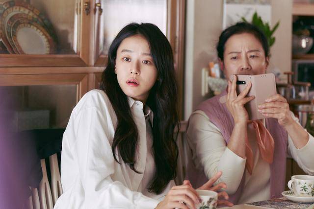 오민애는 영화 '파일럿'에서 여장남자 한정우의 엄마를 연기하며 관객 454만 명을 웃겼다. 롯데엔터테인먼트 제공