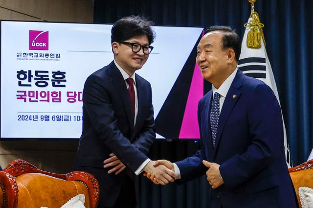 한동훈 국민의힘 대표가 6일 서울 종로구 한국교회총연합에서 장종현 한국교회총연합 대표회장과 만나 인사를 나누고 있다. 뉴시스