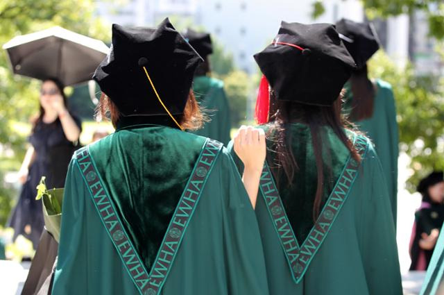 지난달 30일 서울 서대문구 이화여자대학교에서 열린 학위수여식에 참석한 졸업생들이 수여식을 마치고 나서고 있다. 뉴스1