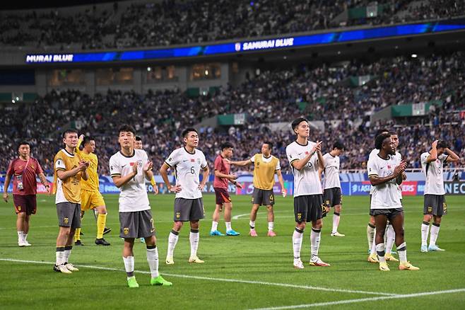 <yonhap photo-7092="">중국 축구대표팀 선수들이 5일 일본 사이타마 스타디움에서 열린 일본과의 2026 FIFA 북중미 월드컵 아시아 3차 예선에서 0-7로 대패한 뒤 원정 팬들에게 인사하고 있다. AFP=연합뉴스</yonhap>