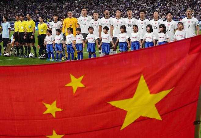 중국 축구대표팀 선수들이 5일 일본 사이타마 스타디움에서 열린 일본과의 2026 FIFA 북중미 월드컵 아시아 3차 예선을 앞두고 국민의례를 하고 있다. EPA=연합뉴스