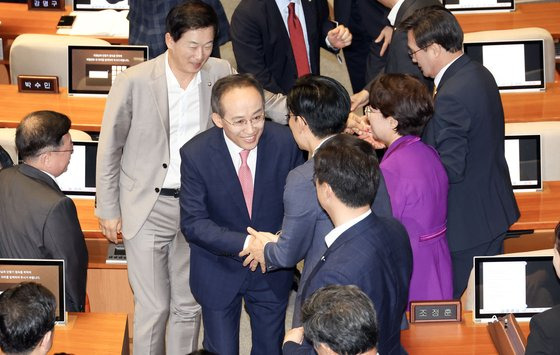 추경호 국민의힘 원내대표(가운데)가 5일 오전 서울 여의도 국회 본회의장에서 교섭단체 대표 연설을 마친 뒤 여당 의원들과 인사를 나누며 자리로 향하고 있다. 김성룡 기자