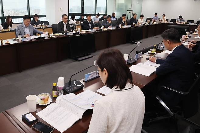 박민수 보건복지부 제2차관이 6일 서울 서초구 국제전자센터에서 열린 '제17차 건강보험정책심의위원회'에서 모두발언을 하고 있다.  뉴스1