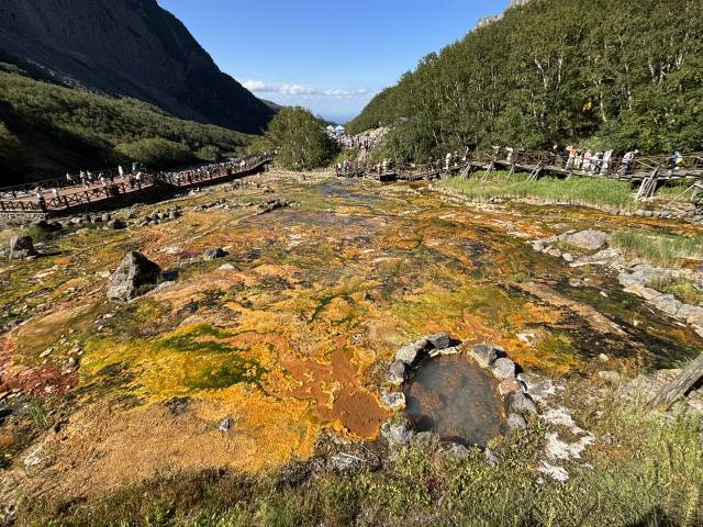 천지(장백)폭포 오르는 길에 볼 수 있는 유황온천이 흐르는 모습