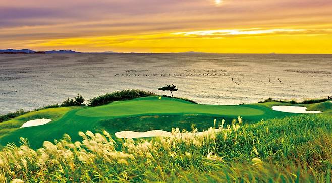 중국 아시아나 웨이하이 컨트리클럽&리조트는 인천국제공항에서 한 시간 만에 비행기로 갈 수 있다. 금호석유화학 계열사인 금호리조트가 인수해 운영 중이다. 금호리조트 제공