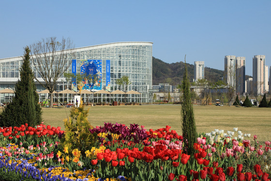 Sejong National Arboretum is good not just for an indoor experience but also for long walks, as its site is as big as 90 football fields. [JOONGANG ILBO]