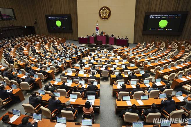 지난해 12월 28일 오후 서울 여의도 국회에서 열린 본회의에서 대통령 배우자 김건희의 도이치모터스 주가조작 의혹 진상규명을 위한 특별검사 임명 등에 관한 법률안이 가결되고 있다. 쿠키뉴스 자료사진