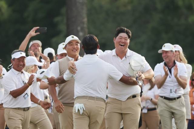 2022년 9월 미국 노스캐롤라이나주 샬롯의 퀘일 할로우CC에서 열린 프레지던츠컵에 인터내셔널팀 대표로 활동한 이경훈, 김시우, 임성재가 부단장으로 활동한 최경주가 지켜보는 가운데 포옹으로 서로를 격려하고 있다. PGA투어
