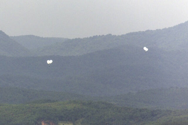 지난 5일 오전 경기도 파주시 오두산 통일전망대에서 바라본 북한 황해북도 개풍군에서 쓰레기 풍선이 떠오르고 있다. 연합뉴스