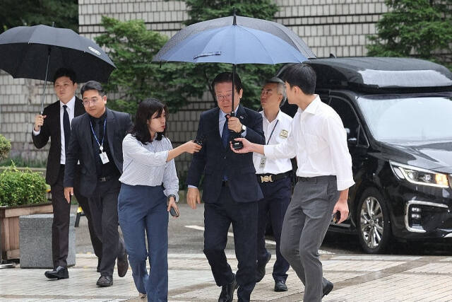 더불어민주당 이재명 대표가 6일 오전 서초구 서울중앙지방법원에서 열리는 공직선거법 위반 1심 속행 공판에 출석하기 위해 법정으로 향하고 있다. 연합뉴스