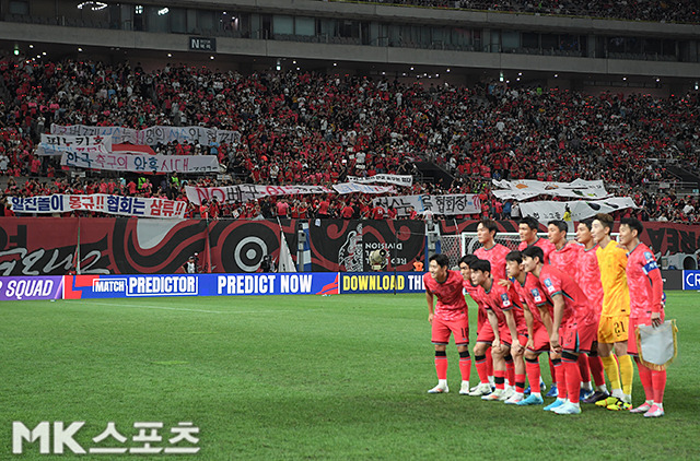 경기 전 홍명보 감독, 대한축구협회 정몽규 회장을 향한 야유와 비판 걸개가 내걸렸다. 사진=천정환 기자