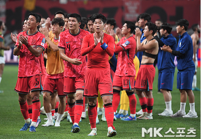 팔레스타인과 0-0 무승부 후 아쉬움을 삼키는 태극전사들. 사진=천정환 기자