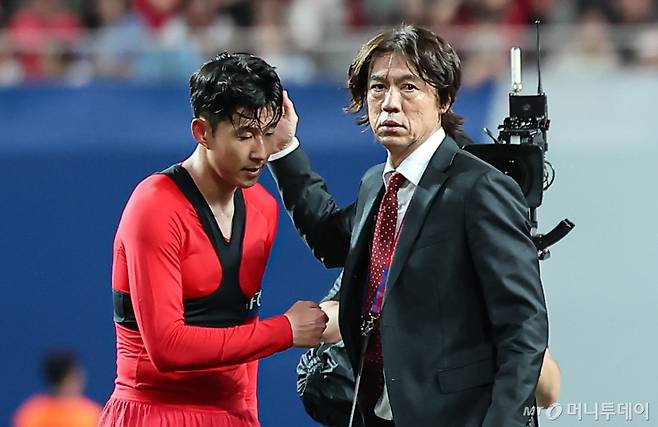 홍명보 대한민국 축구대표팀 감독이 5일 오후 서울 마포구 서울월드컵경기장에서 열린 2026 국제축구연맹(FIFA) 북중미 월드컵 아시아 3차 예선 B조 1차전 대한민국과 팔레스타인의 경기에서 0대0 무승부 후 손흥민을 격려하고 있다./사진=뉴스1