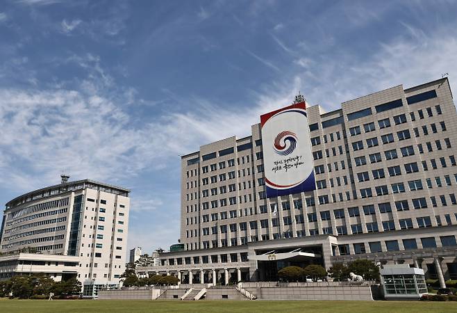 대통령실이 '2026학년도 의대 정원'을 재조정할 수 있다는 뜻을 밝히는 한편 한동훈 국민의힘 대표가 제안한 '여야의정 합의체'에도 긍정적인 입장을 밝혔다. 용산 대통령실 청사의 모습. /사진=뉴스1