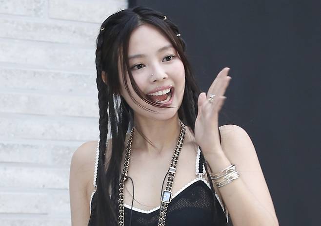 블랙핑크 제니 측이 사칭과 관련해 강경대응 방침을 알렸다. 사진은 지난 7월 서울 성동구 엔더슨씨 성수에서 열린 명품 브랜드 팝업 포토월 행사에 참석한 제니. /사진=뉴스1