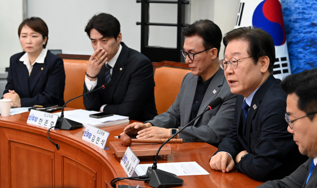 민주당 최고위 이재명(오른쪽 두 번째) 더불어민주당 대표가 6일 오전 국회에서 열린 최고위원회의에서 발언하고 있다. 곽성호 기자