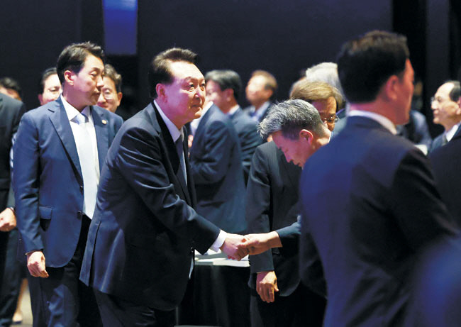 법학교수회 창립식 찾은 尹　   윤석열 대통령이 6일 오전 서울 중구에서 열린 한국법학교수회 창립 60주년 기념식 및 학술대회에서 참석자들과 인사하고 있다.  연합뉴스