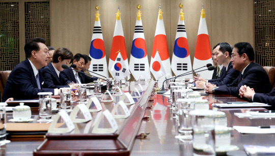 윤석열 대통령이 6일 서울 용산 대통령실에서 기시다 후미오 일본 총리와 한일 확대 정상회담을 하고 있다. 대통령실통신사진기자단