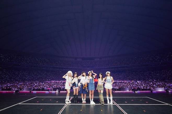 [도쿄=뉴시스] 아이브가 5일 오후 일본 도쿄돔에서 첫 번째 월드 투어 '쇼 왓 아이 해브'(IVE THE 1ST WORLD TOUR 'SHOW WHAT I HAVE')의 앙코르 공연을 펼치고 있다. 아이브는 이날 자신들의 상징적 이미지인 당당함을 승화시킨 대표곡 '아이 엠'으로 포문을 얼었다. 이번 공연은 지난해 10월부터 진행한 아이브 첫 번째 월드 투어 대장정을 종료하는 피날레다. (사진 = 스타쉽엔터테인먼트, 아뮤즈(AMUSE) 제공) 2024.09.06. photo@newsis.com *재판매 및 DB 금지