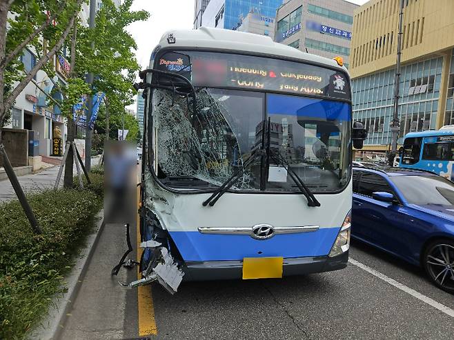 6일 부산 연제구의 한 도로에서 레미콘 차량이 좌회전하던 중 시내버스를 들이받았다. 부산경찰청 제공