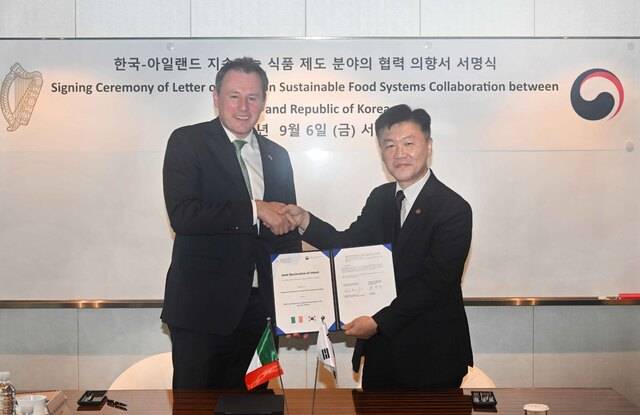 박범수 농림축산식품부 차관(오른쪽)은 6일 찰리 맥코널로그 아일랜드 농식품해양부 장관과 만나 ‘지속가능한 농업 시스템 분야 협력 의향서’에 서명했다. 농식품부
