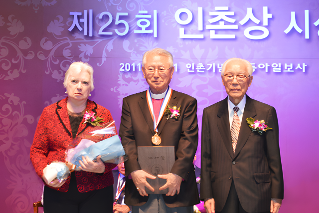 ▲ 2011년 김성수 주교의 인촌상 수상식(왼쪽부터 부인 후리다 여사와 김성수 주교, 현승종 전 인촌기념회 이사장). 후리다 여사는 영국 리즈사범대와 런던대에서 교육학과 사회학을 전공한 뒤 일본 도쿄에 선교사로 파견돼 활동하다 김 주교를 만나 결혼했다. 성베드로학교에 발달장애어린이를 위한 놀이치료를 도입하고 장난감도서관을 세웠다. ⓒ푸르메재단