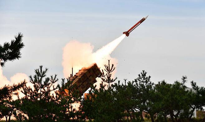 한국군 패트리엇(PAC-3) 지대공미사일이 표적을 향해 발사되고 있다. 세계일보 자료사진