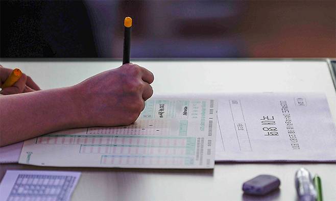 지난 4일 서울 영등포구 여의도여고에서 열린 '2025학년도 대학수학능력시험 9월 모의평가'에 앞서 수험생이 시험을 준비하고 있다. 사진공동취재단