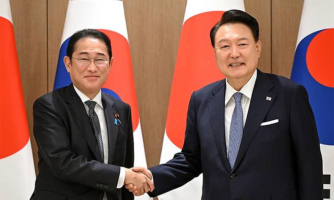 윤석열 대통령이 6일 용산 대통령실에서 기시다 후미오 일본 총리와 한·일 정상회담에 앞서 기념촬영을 하고 있다. 대통령실 제공