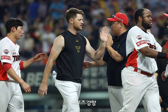 KIA 에릭 라우어가 5일 한화전 승리 뒤 이범호 KIA 감독과 하이파이브 하고 있다. KIA 타이거즈 제공