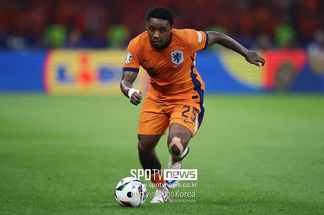 ▲&nbsp;이적 시장 전문가 파브리지오 로마노 기자는 6일(이하 한국시간) "알 이티하드에 합류한 베르흐바인의 등 번호가 공개됐다. 34번을 달고 뛴다"라고 보도했다.&nbsp;베르흐바인은 지난 2일 사우디아라비아의 클럽 알 이티하드와 3년 계약을 체결했다. 아약스에서 이적할 당시 생긴 이적료는 2,100만 유로(약 311억 원) 수준으로 알려졌다.&nbsp;연봉은 어마어마하다. 네덜란드 매체들에 따르면 베르흐바인은 알 이티하드에서 3년 동안 매년 900만 유로(약 133억 원)가량을 수령할 전망이다.