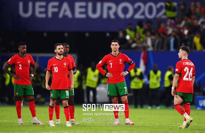 ▲&nbsp;호날두는 "포르투갈이 유로에서 우승하는 건 월드컵 우승과 동급이다"라고 말했다.&nbsp;이어 "나는 포르투갈에서 이미 2번의 우승을 차지했다. 난 그것에 동기부여되지 않는다"라며 "난 축구를 즐기는 것에 동기부여가 된다. 기록은 자연스럽게 따라오는 것이다"라고 덧붙였다. 호날두는&nbsp;지난 UEFA 유로 2016과 지난 2018-19시즌 UEFA 네이션스리그 정상에 올랐다. 대신 월드컵 우승은 없었다.