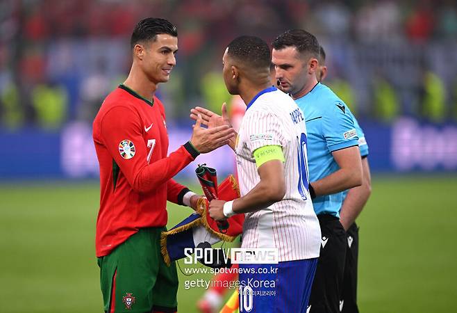 ▲&nbsp;호날두는 "포르투갈이 유로에서 우승하는 건 월드컵 우승과 동급이다"라고 말했다.&nbsp;이어 "나는 포르투갈에서 이미 2번의 우승을 차지했다. 난 그것에 동기부여되지 않는다"라며 "난 축구를 즐기는 것에 동기부여가 된다. 기록은 자연스럽게 따라오는 것이다"라고 덧붙였다. 호날두는&nbsp;지난 UEFA 유로 2016과 지난 2018-19시즌 UEFA 네이션스리그 정상에 올랐다. 대신 월드컵 우승은 없었다.