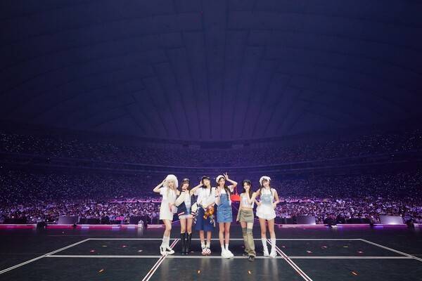 ▲ 지난 4일과 5일 이틀간 도쿄돔에서 월드투어 '쇼 왓 아이 해브'의 피날레를 장식한 아이브가 객석을 배경으로 기념촬영을 하고 있다. 제공|스타쉽엔터테인먼트, 아뮤즈
